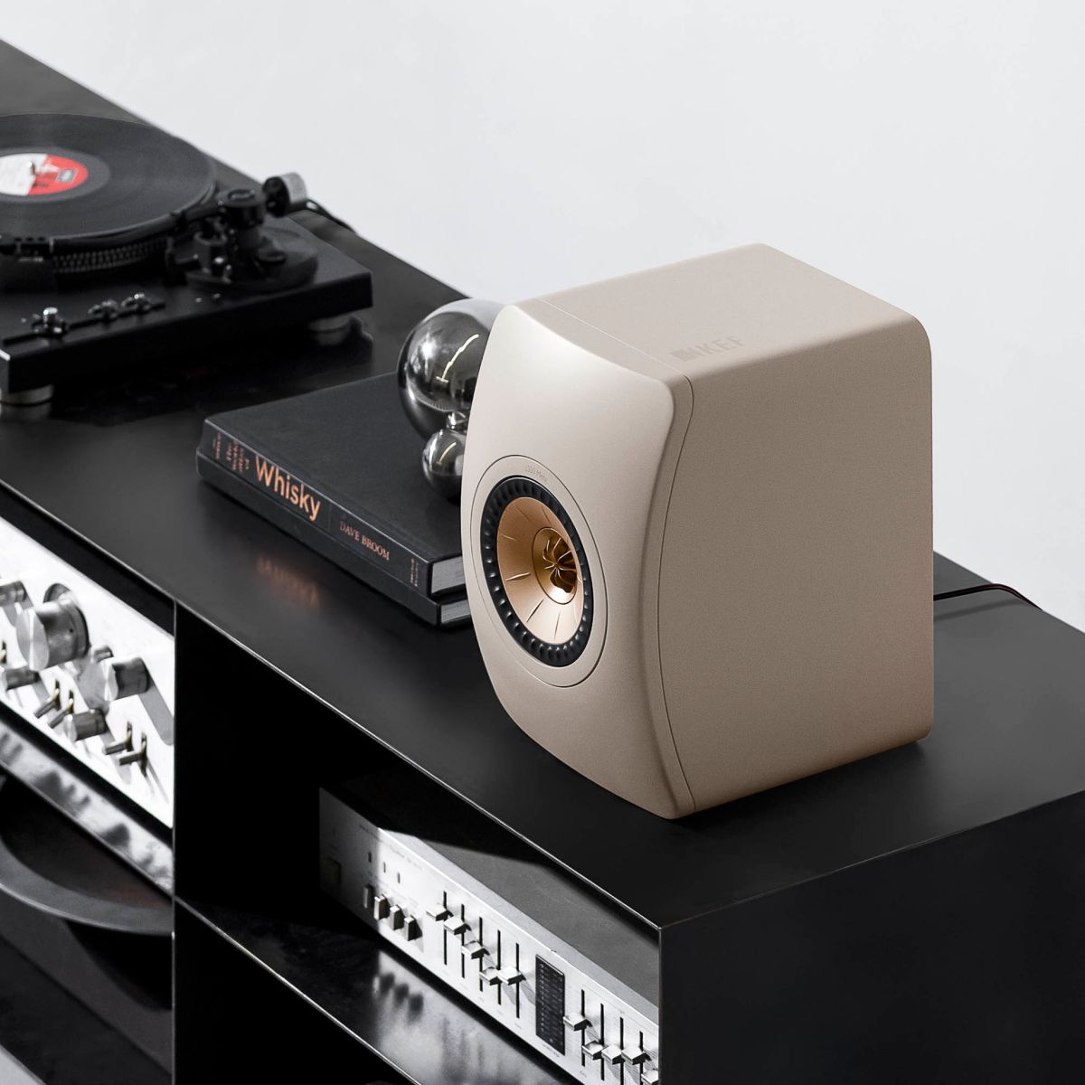 kef_ls50_meta_sand_shell_4.jpg